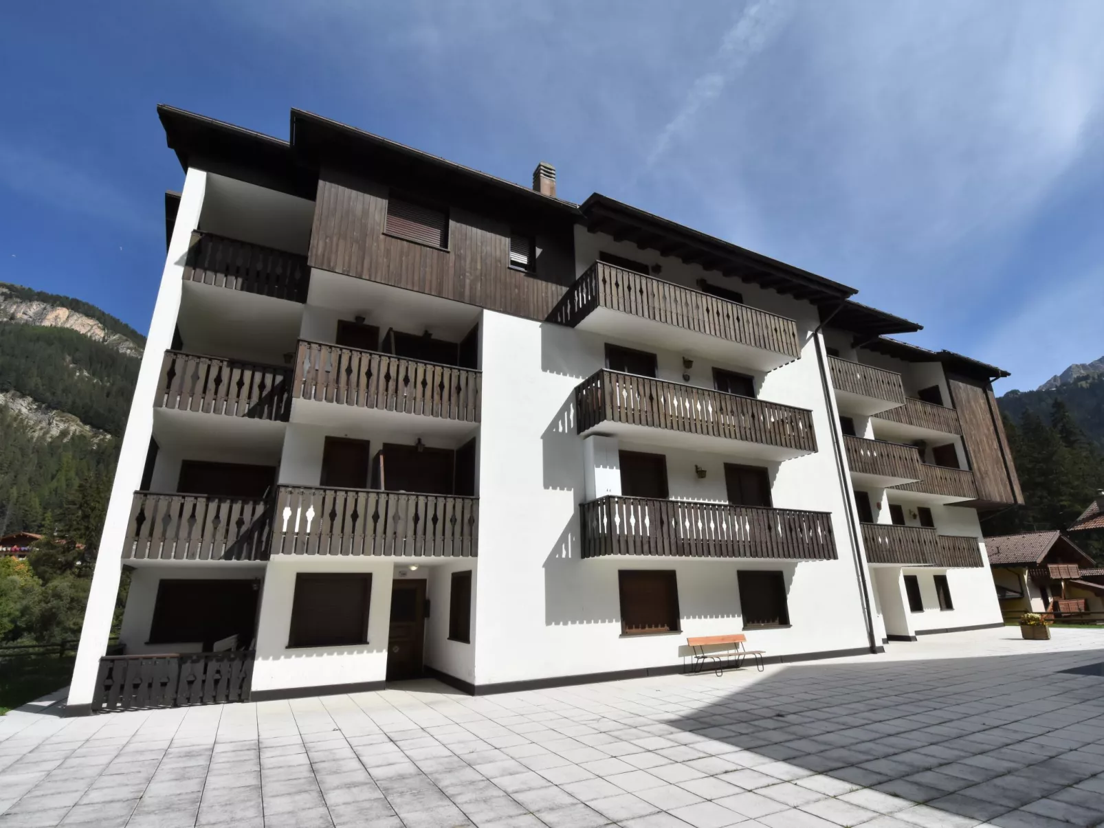 Des Alpes-Outside
