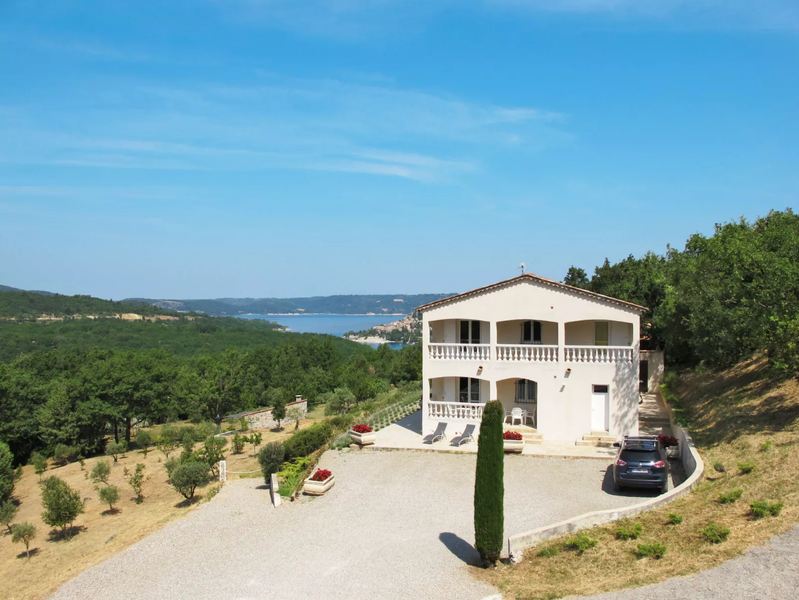 Sainte Croix-Outside