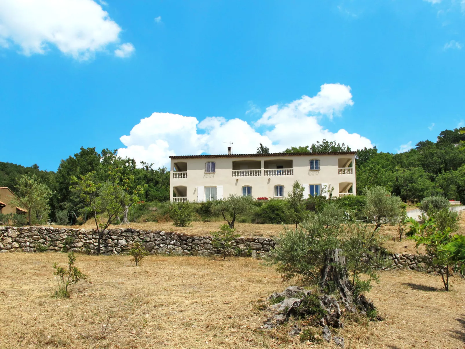 Sainte Croix-Outside
