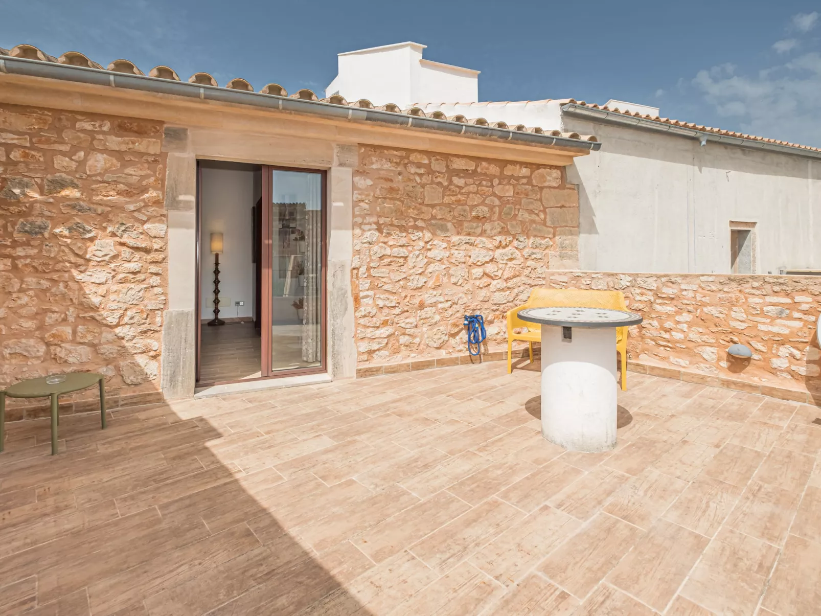 Cordella-Outside