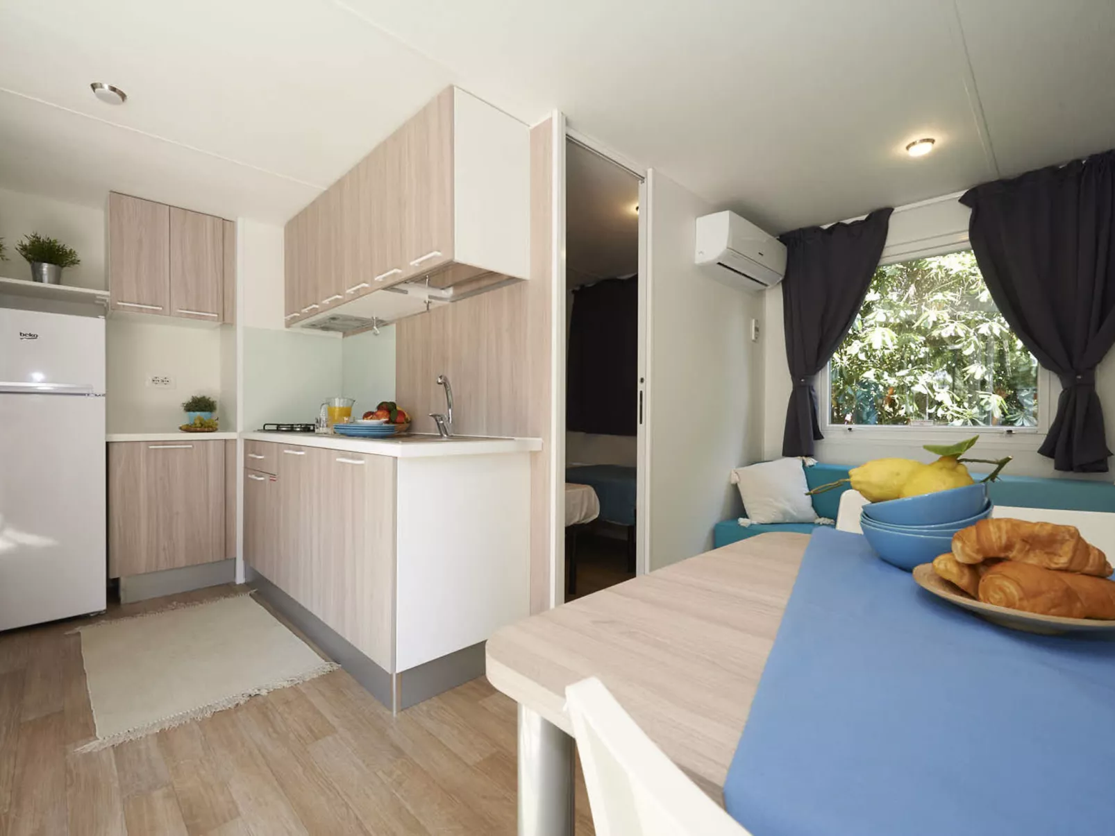 Maxi Caravan Ischia-Inside