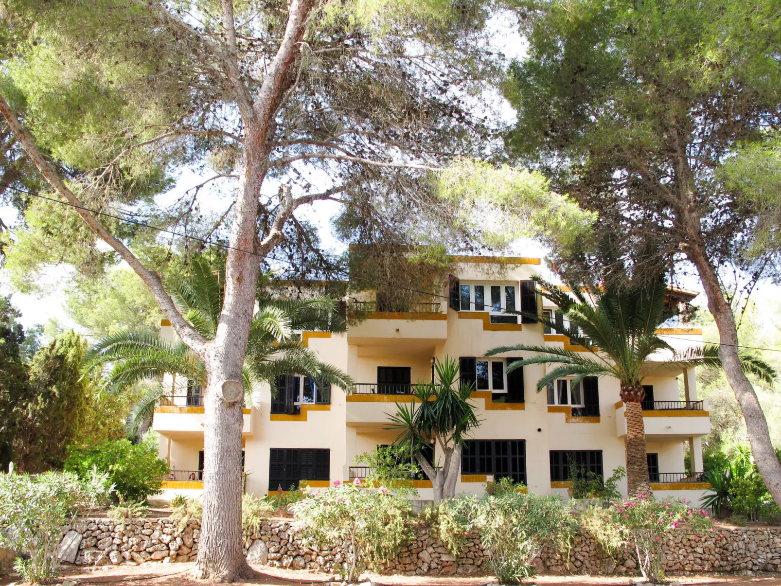 Los Pinos-Outside