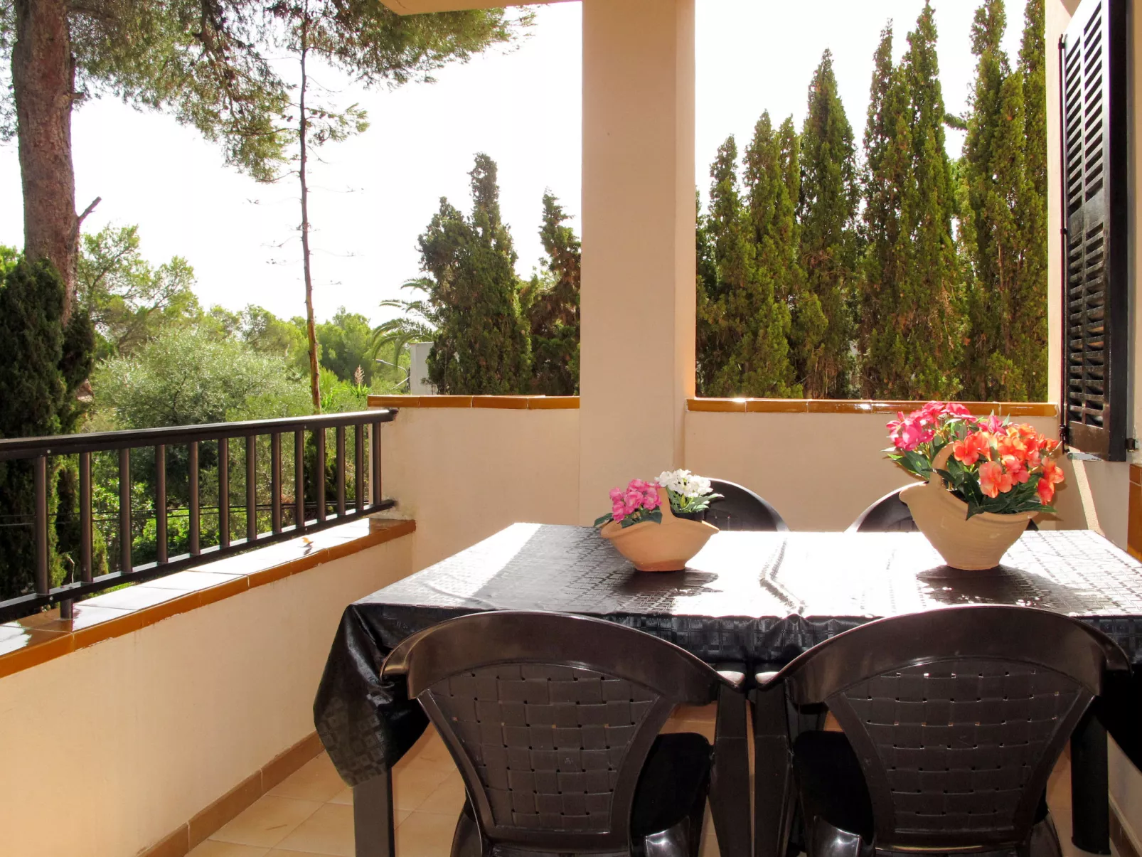 Los Pinos-Outside