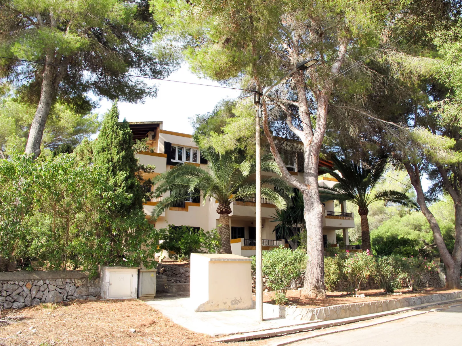 Los Pinos-Outside