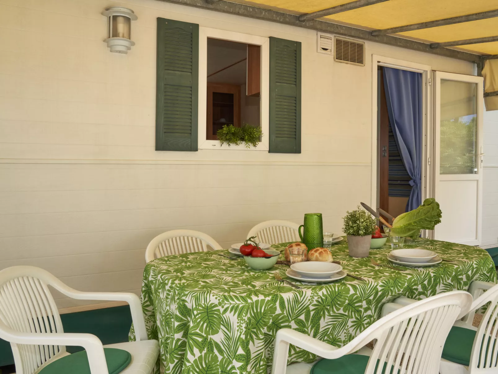 Maxi Caravan Escale-Outside