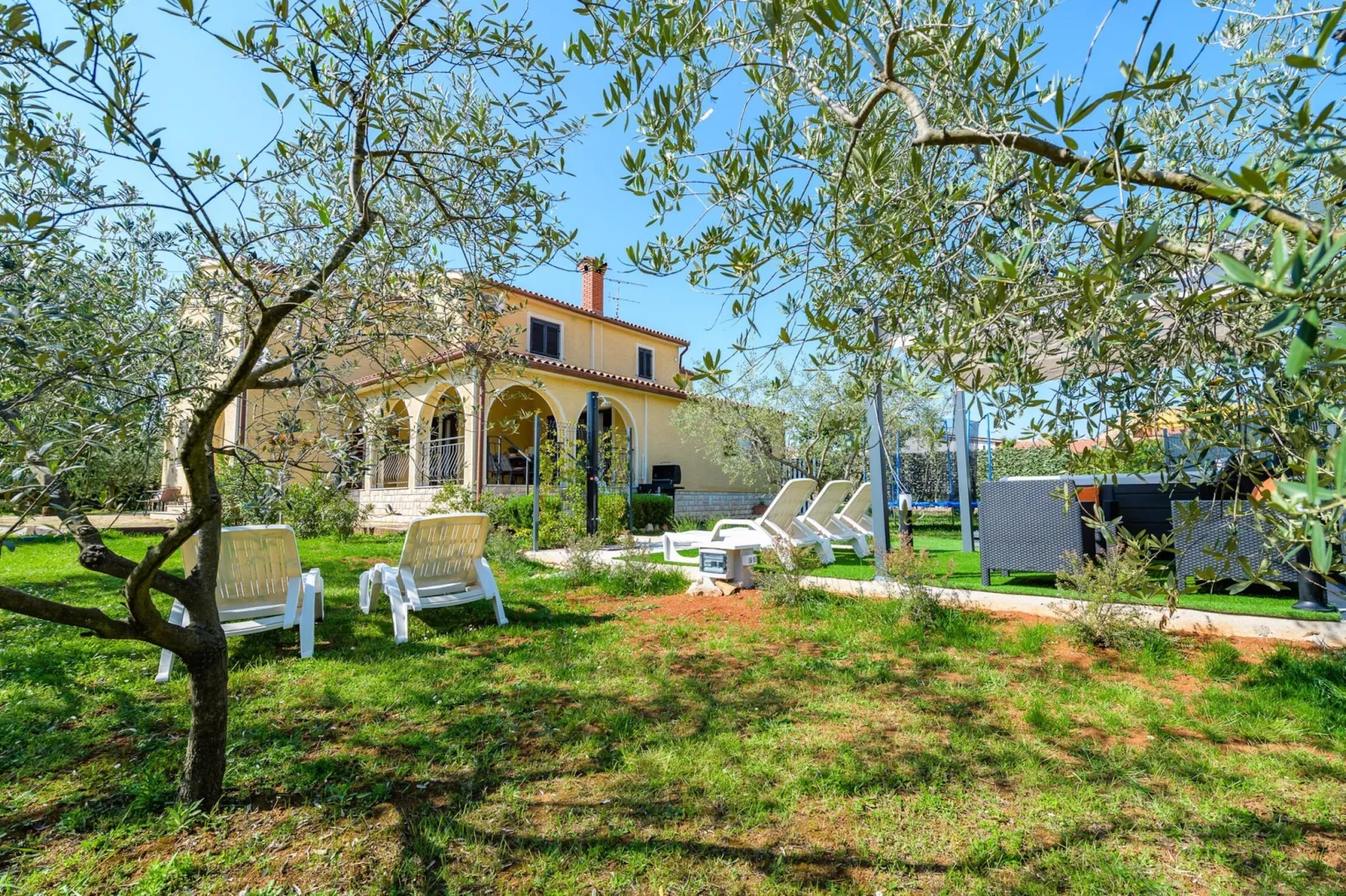 Apartment Josipa with Whirpool in Porec-Gardens summer