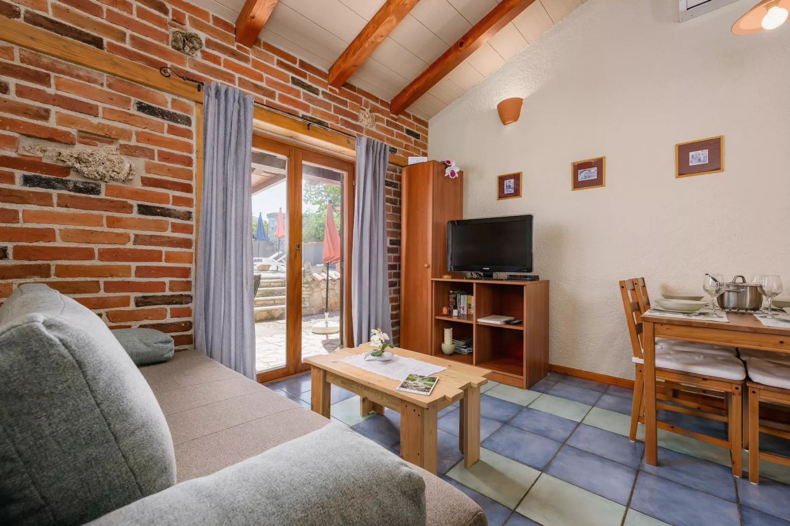 Apartment Milena- Visnjan with pool-Living room