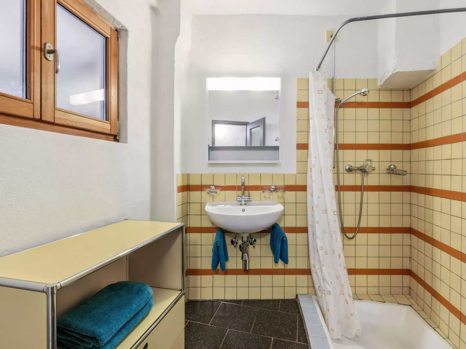 Egner- Apt.Steintisch-Inside