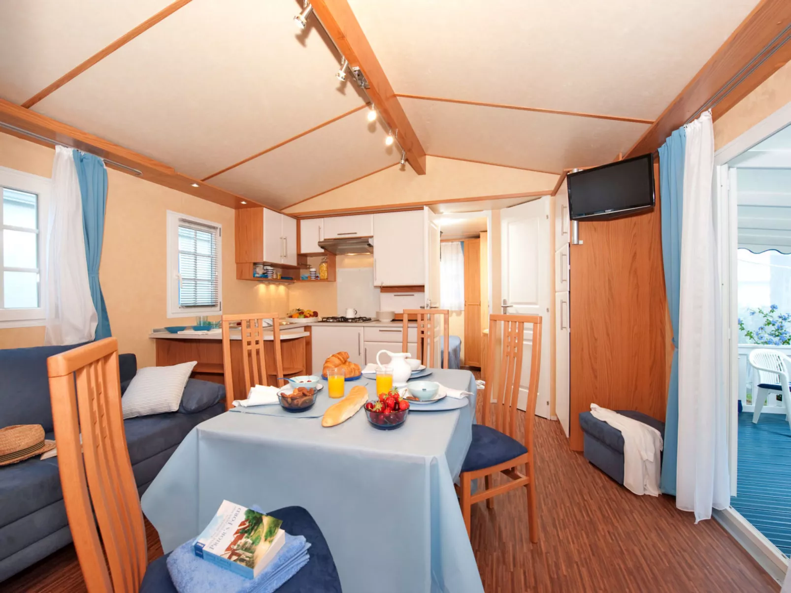 Maxi Caravan Comfort-Inside