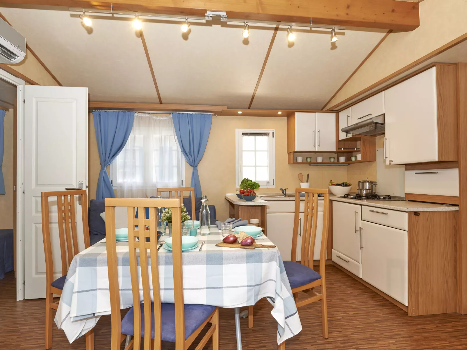 Maxi Caravan Comfort-Inside