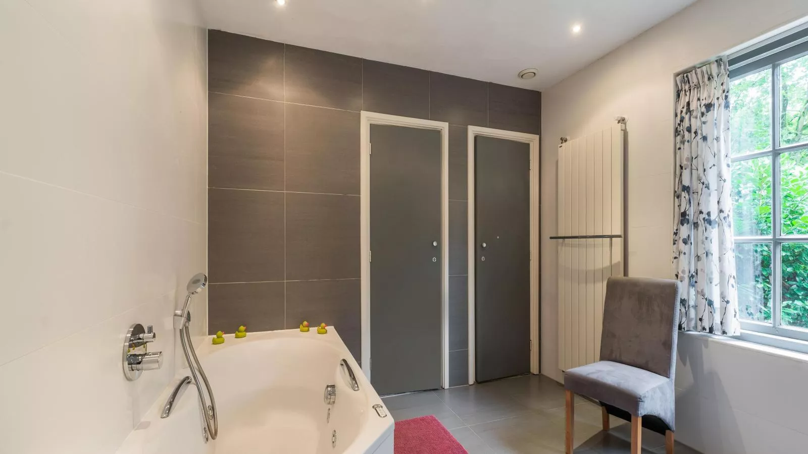 Mc Ghil-Bathroom