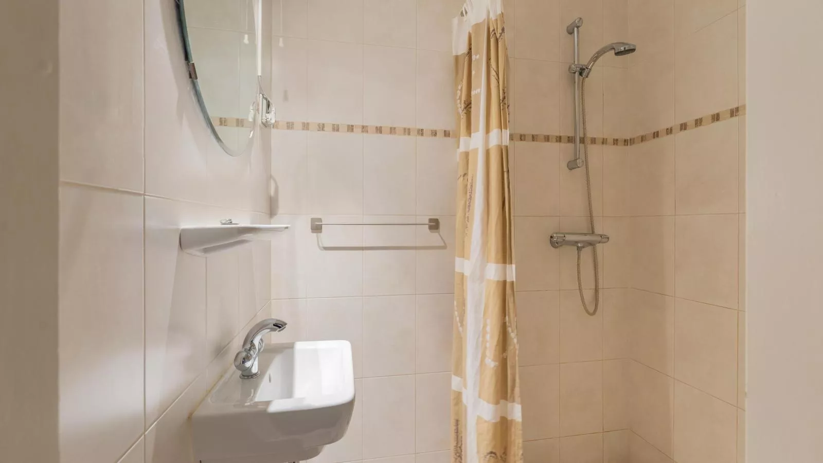 Mc Ghil-Bathroom