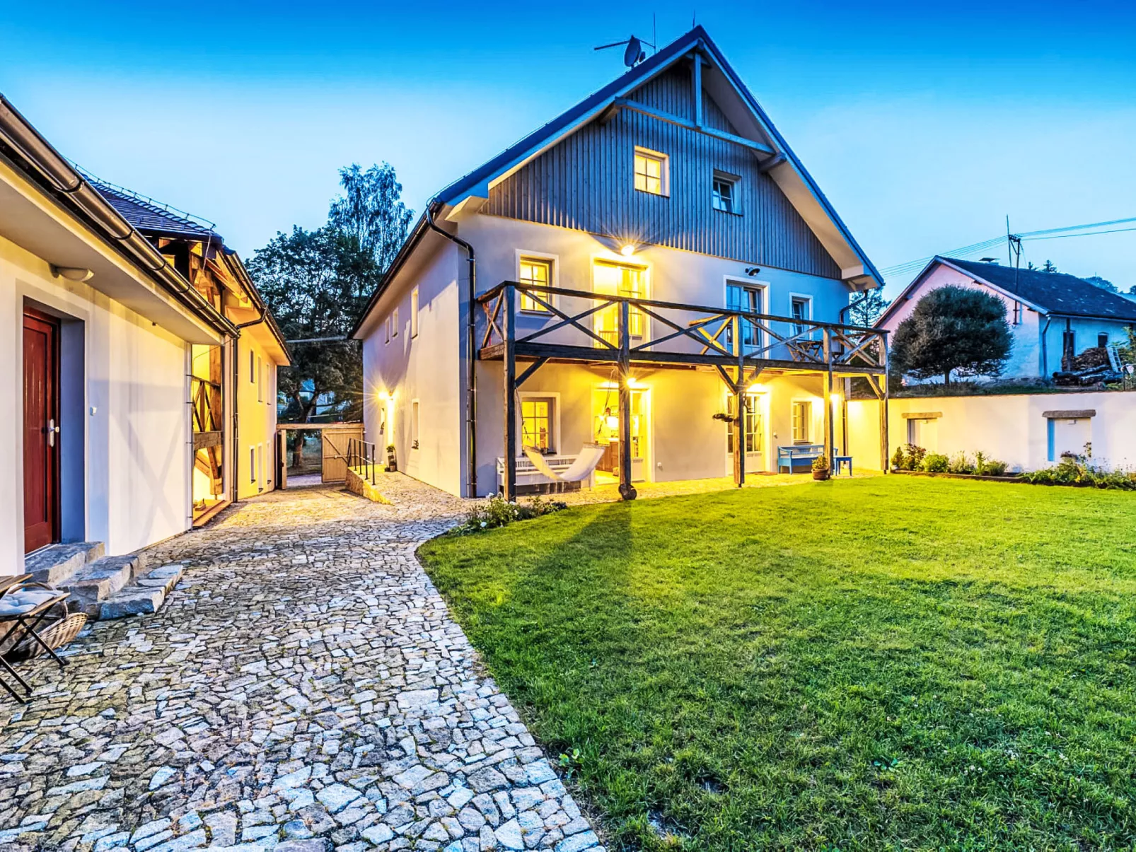 Maňava-Outside