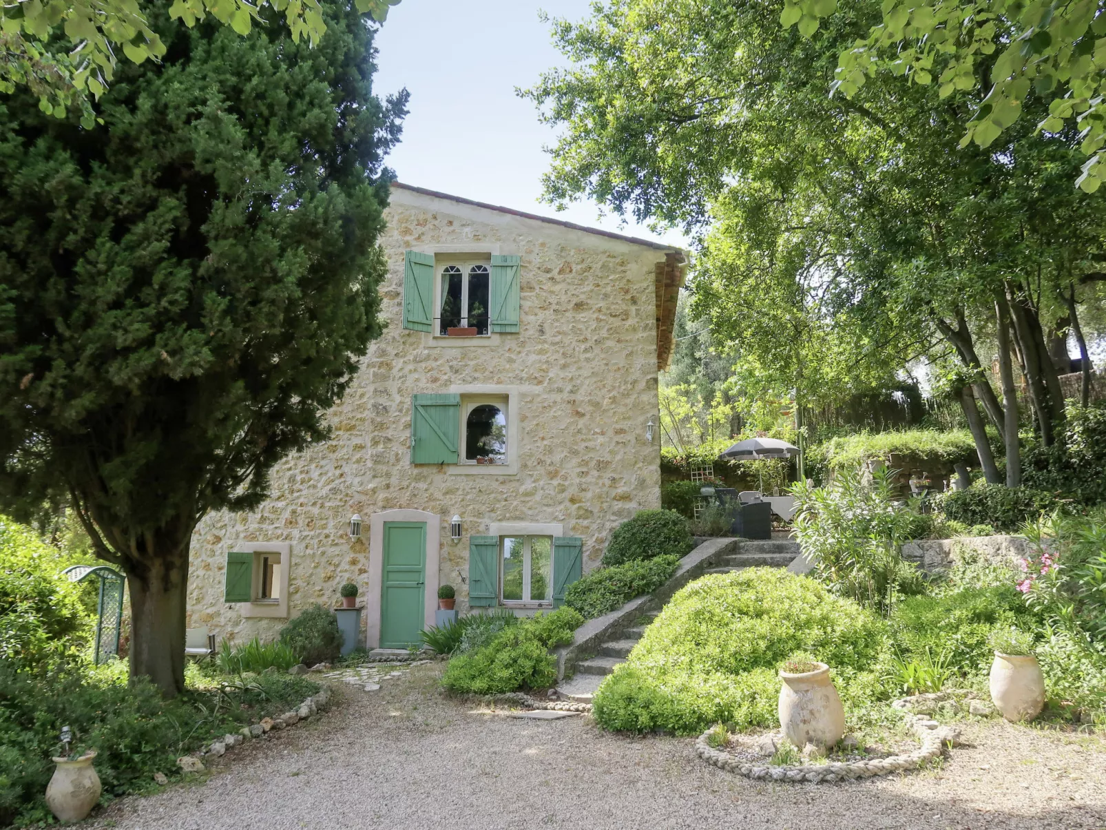 Le Clermont-Outside