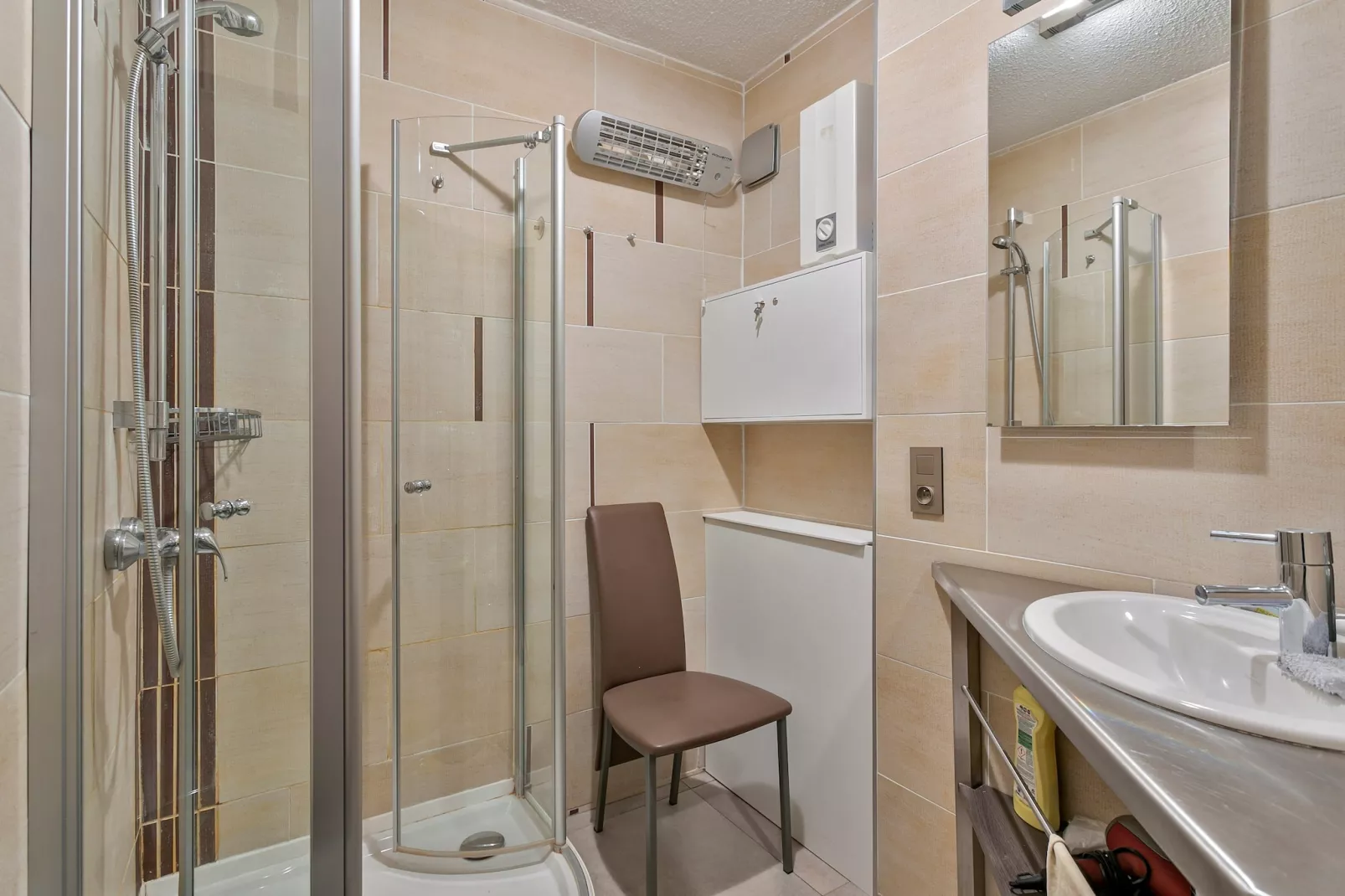 Apartment with 4 rooms and terrace-Image-tags.