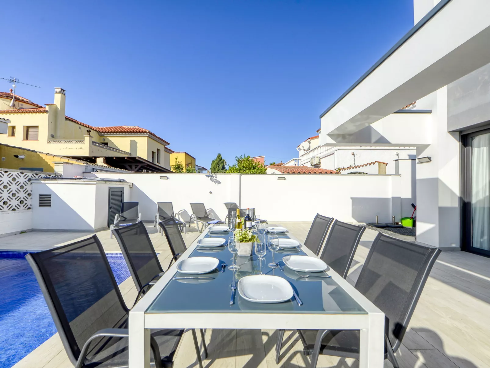 Mon Petit Paradis-Outside