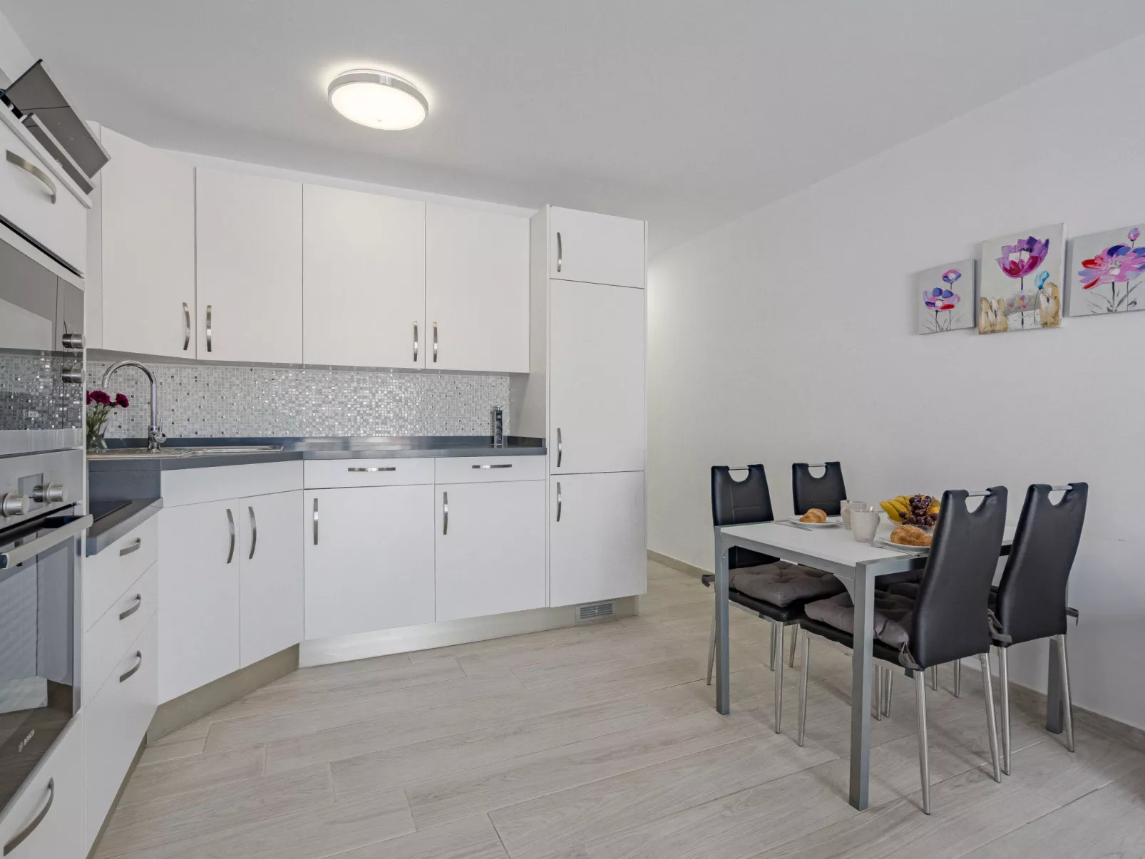 Parque Don Jose Poolside Retreat-Inside
