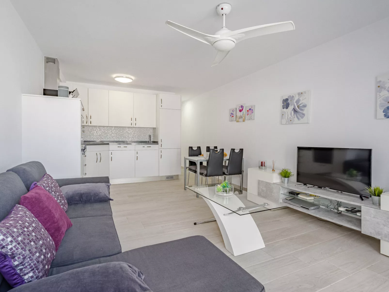 Parque Don Jose Poolside Retreat-Inside