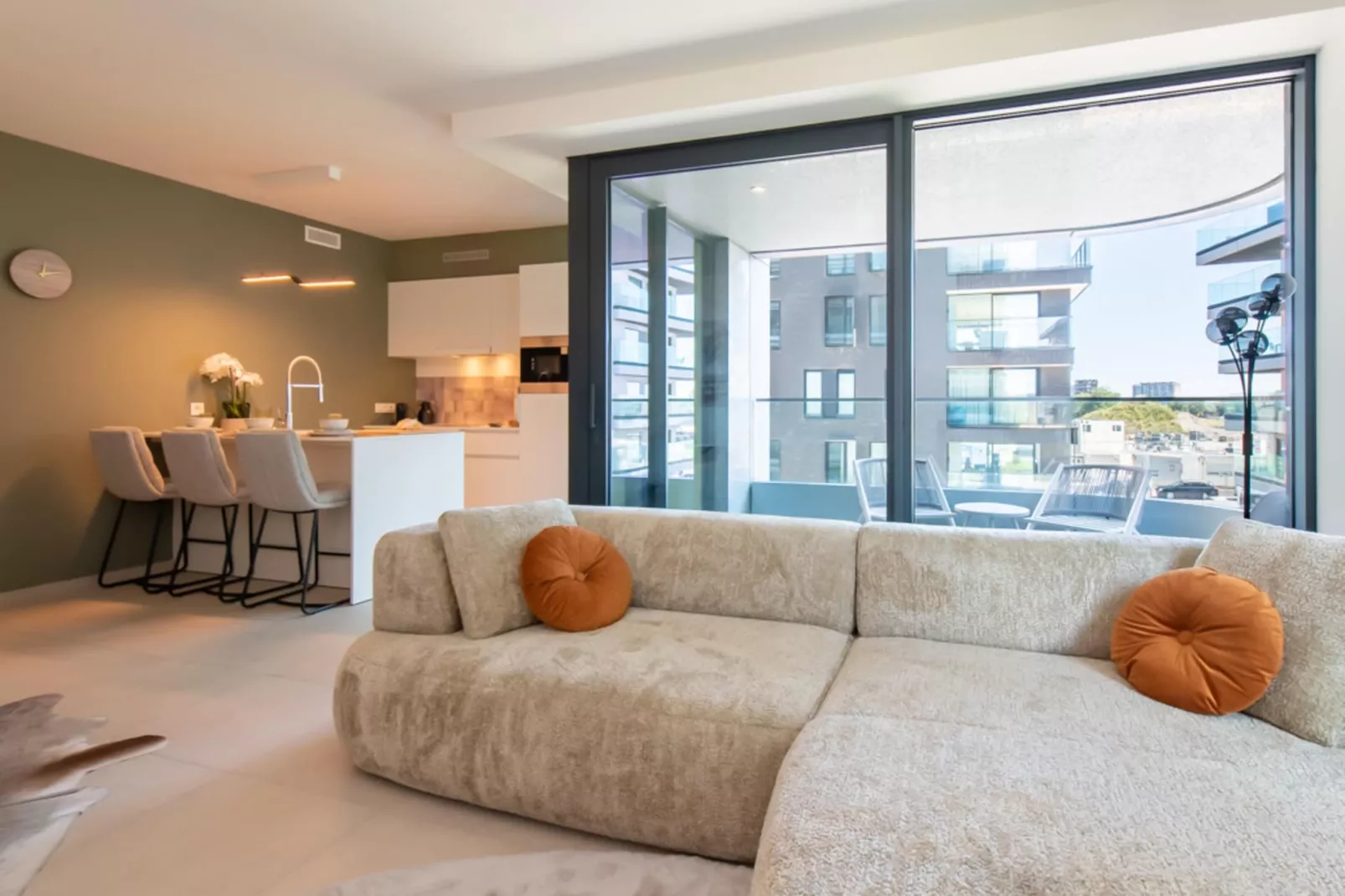 ENSOR TOWER II-Living room