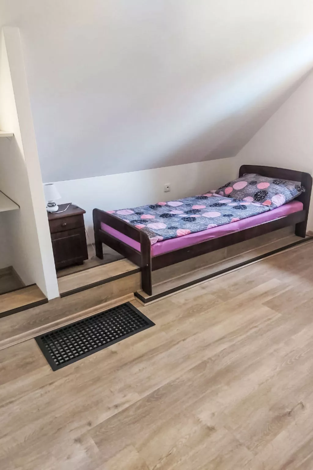 Ludek (KNY110)-Inside