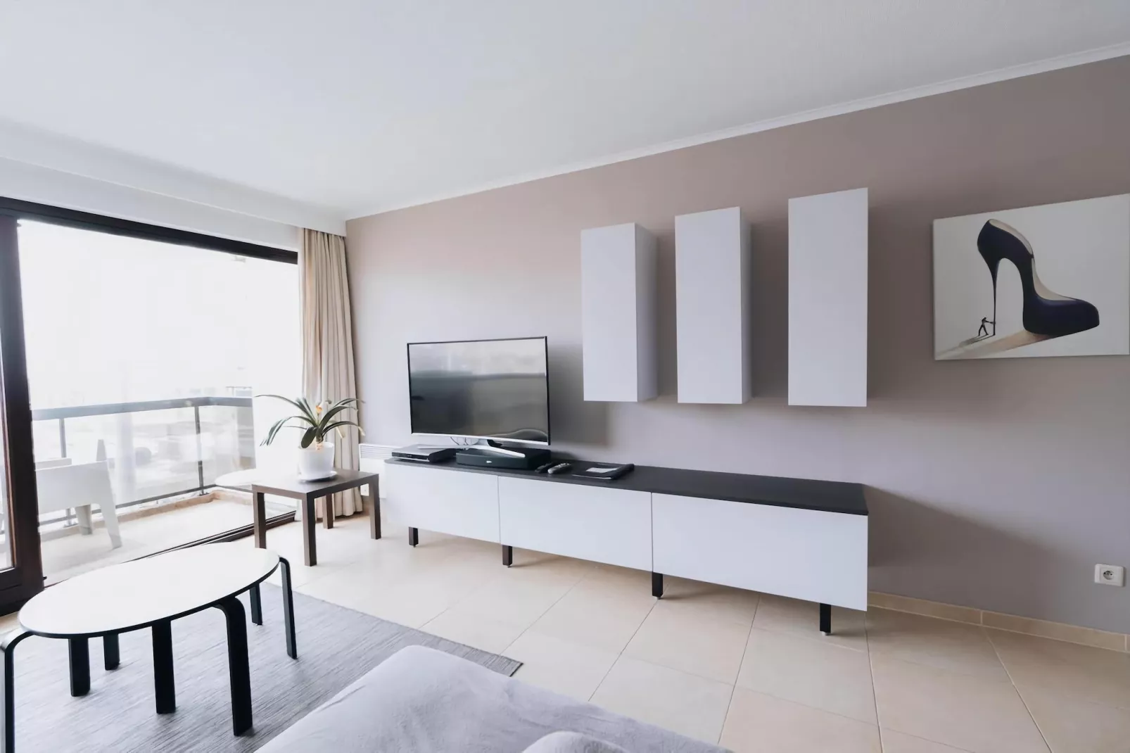 PLAZA I/2811-Living room