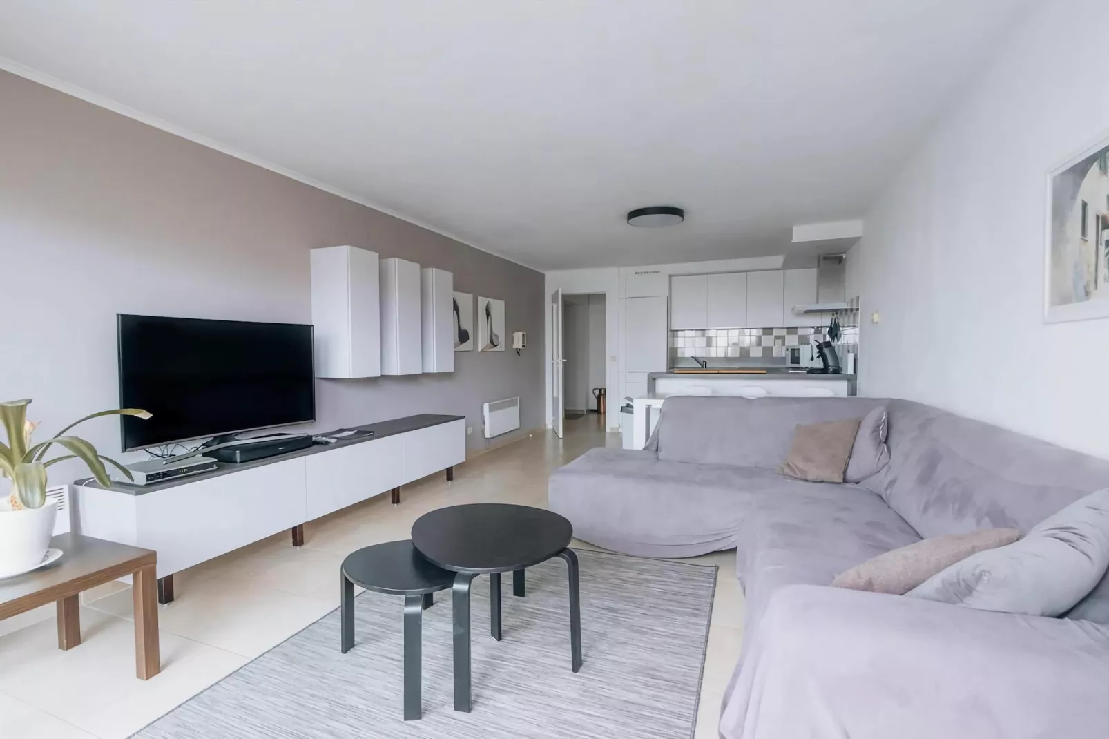 PLAZA I/2811-Living room