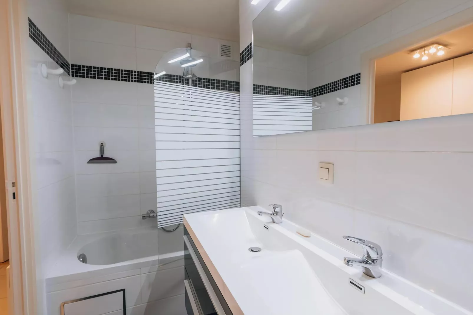 PLAZA I/2811-Bathroom
