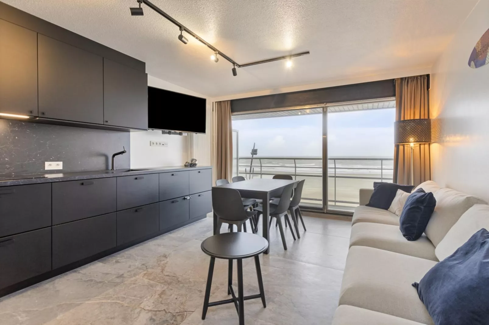 GOLF HIT - 8B-Living room