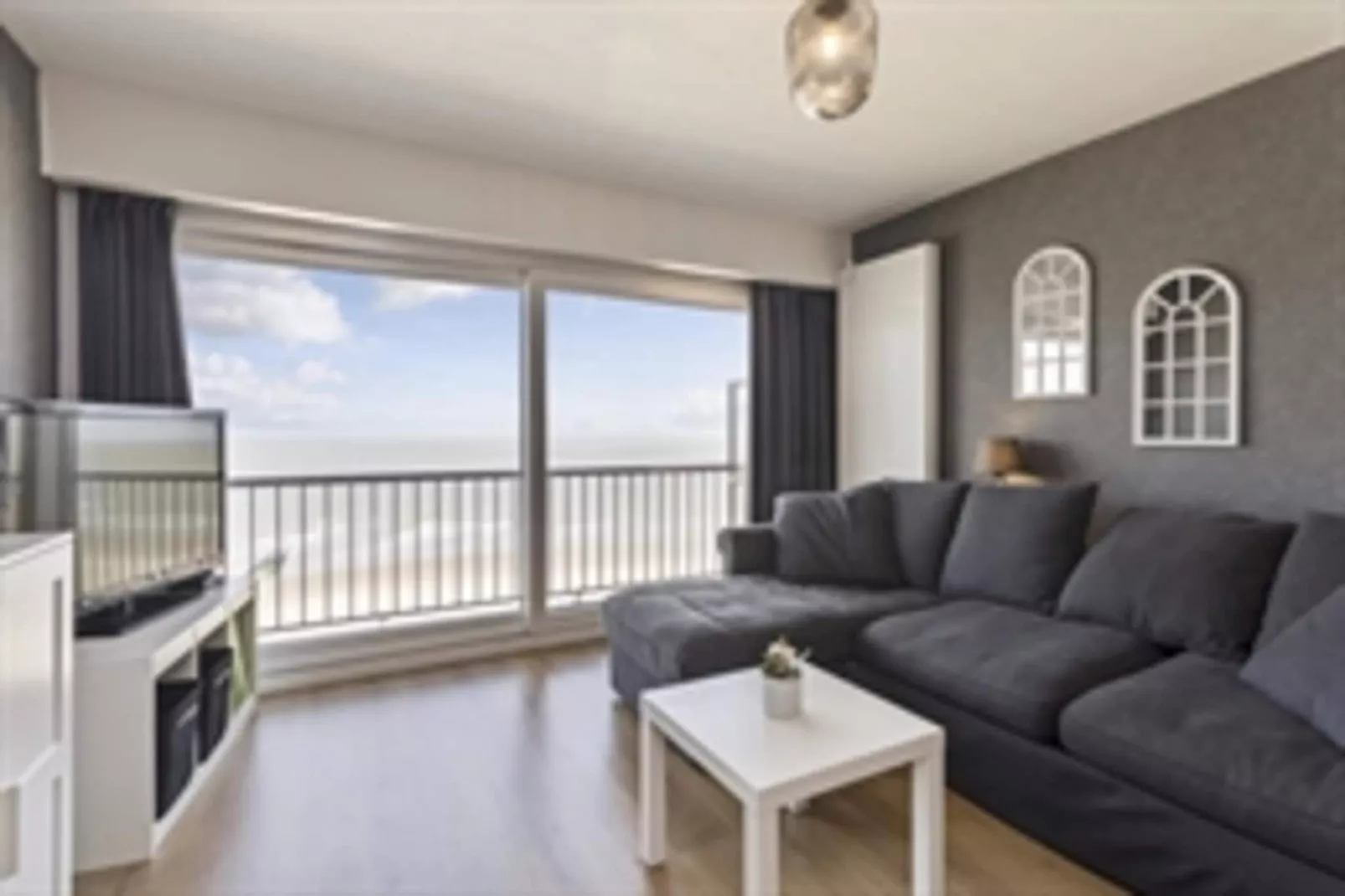 GOLF HIT - 8B-Living room