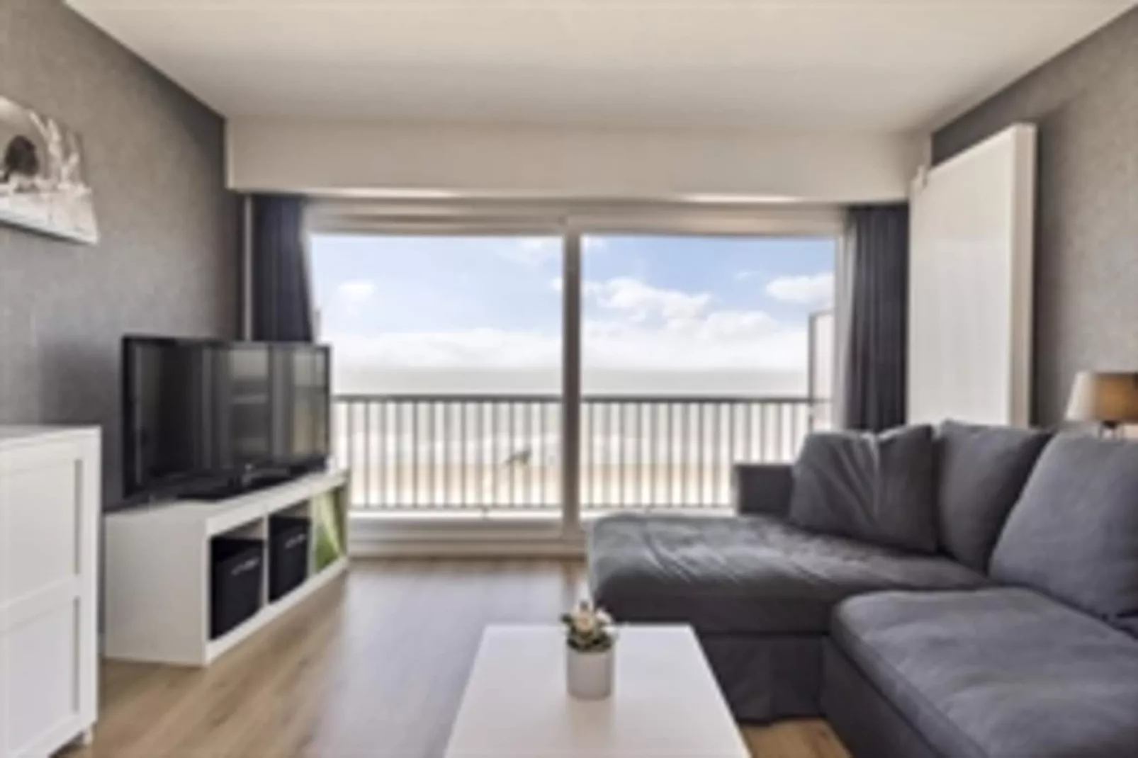 GOLF HIT - 8B-Living room