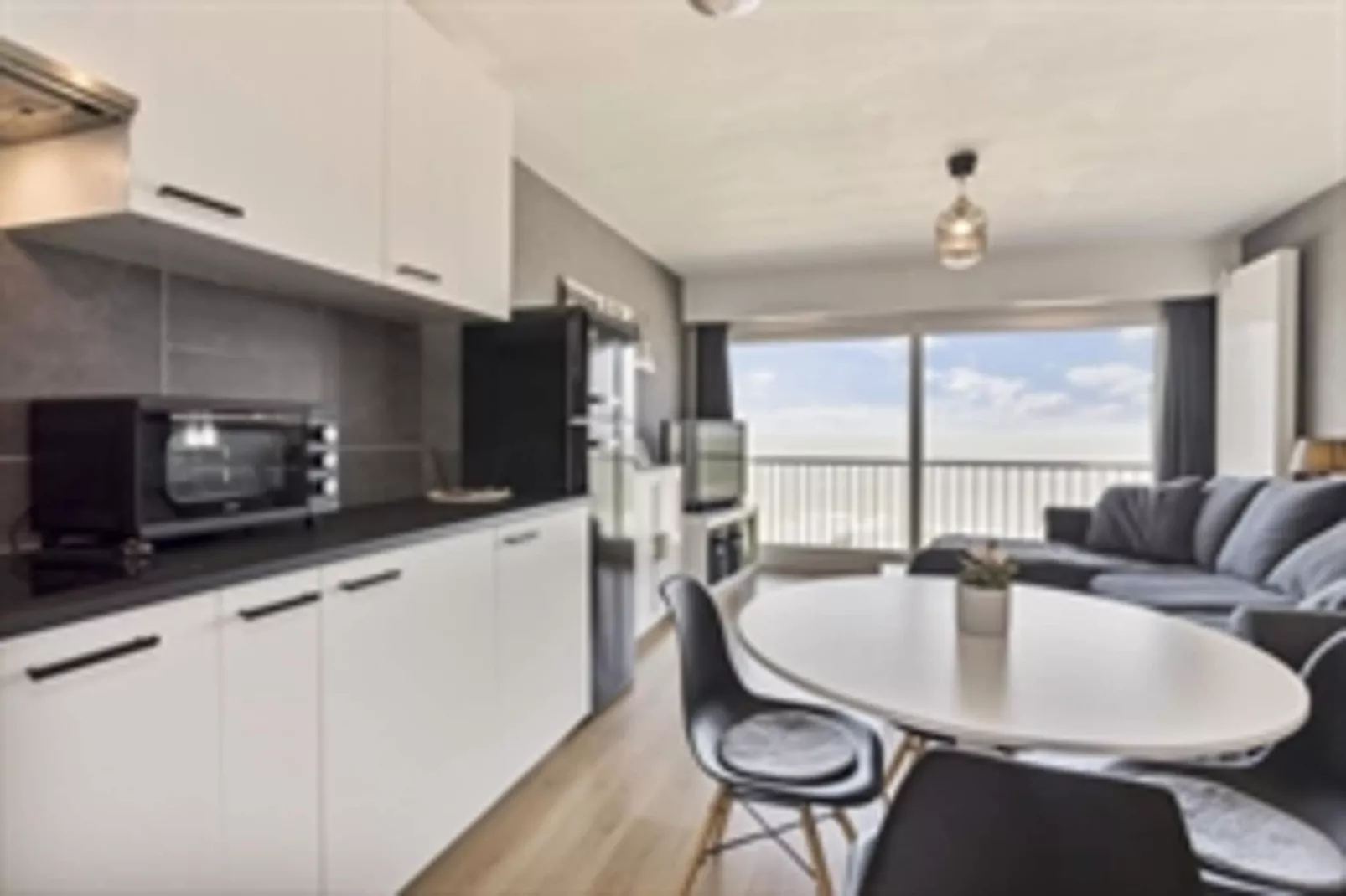 GOLF HIT - 8B-Dining room