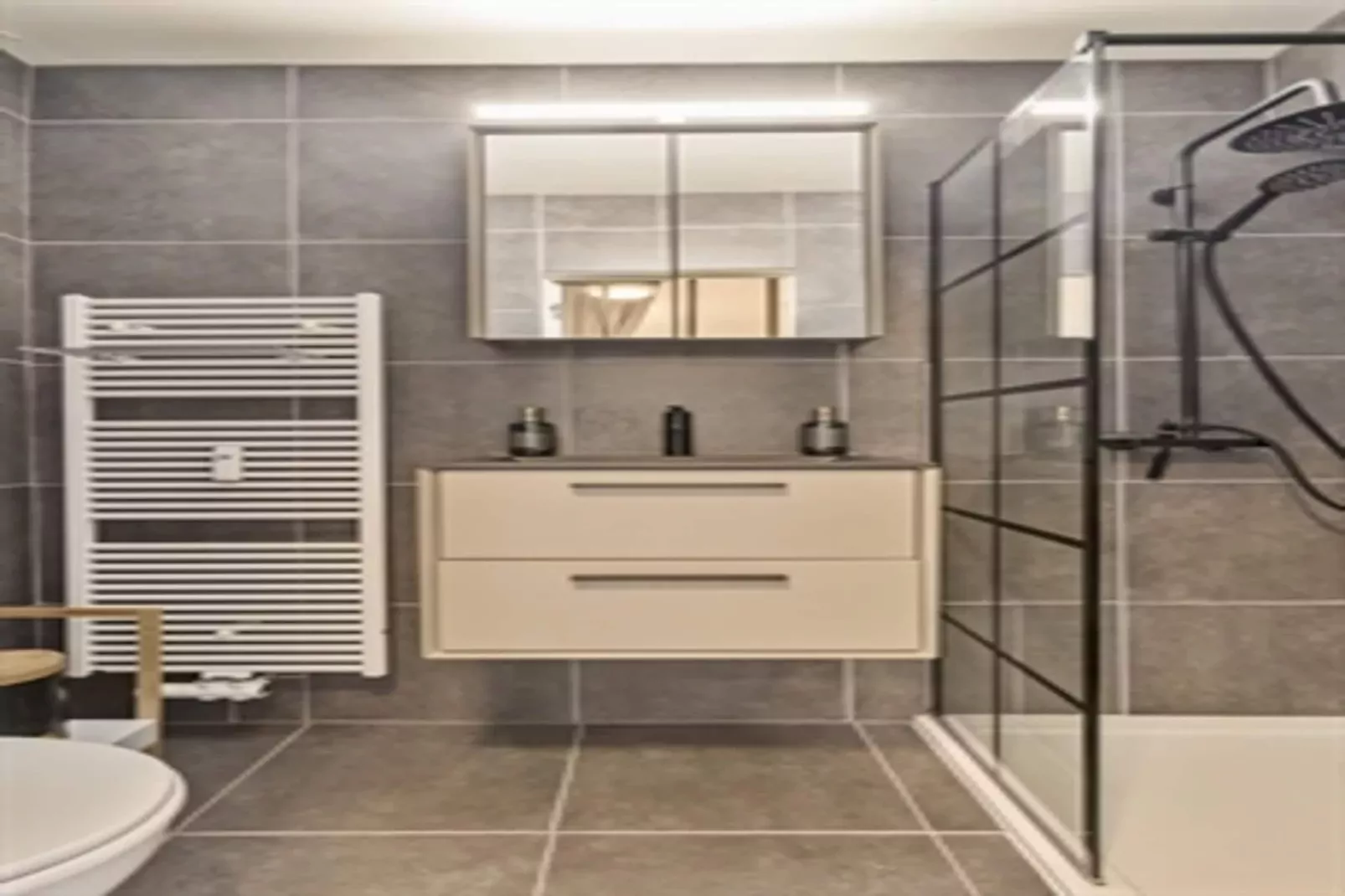 GOLF HIT - 8B-Bathroom