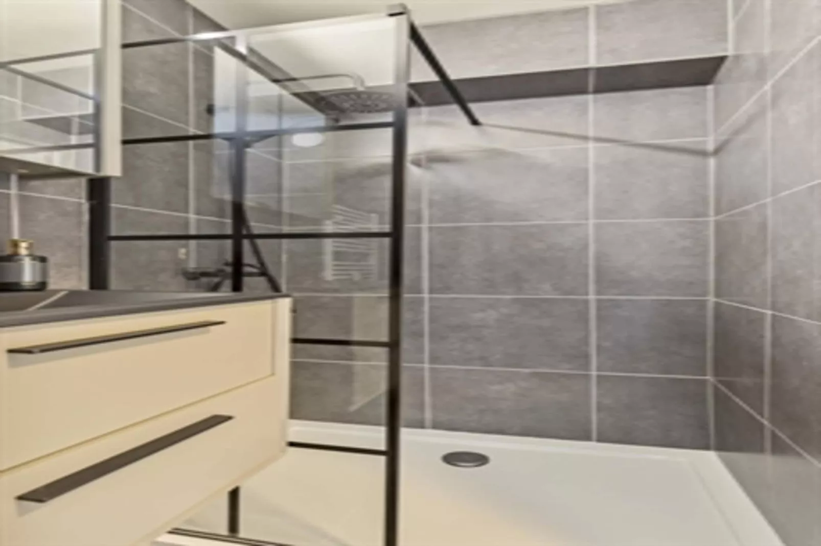 GOLF HIT - 8B-Bathroom