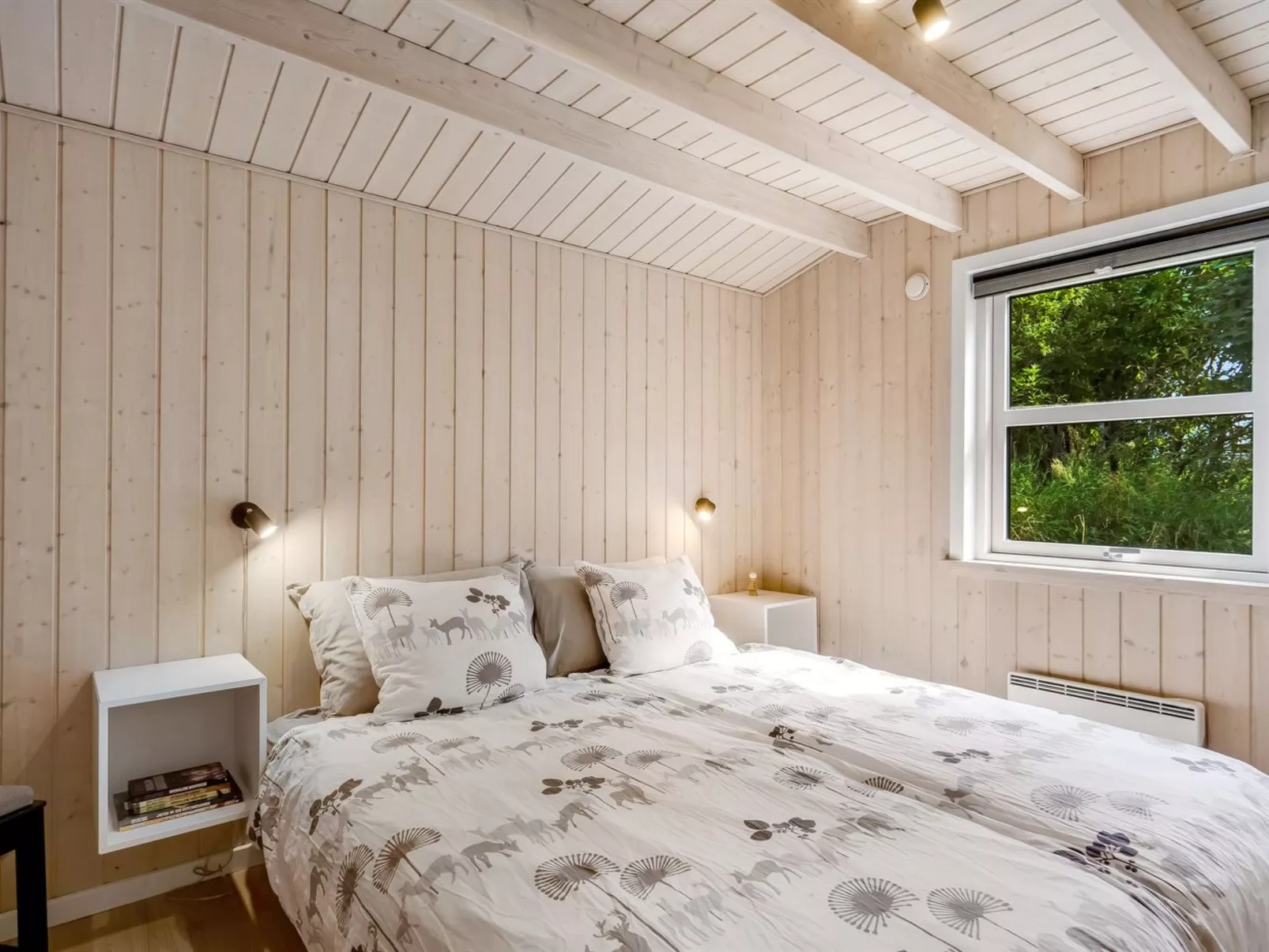 "Yngve" - 3.5km from the sea-Inside
