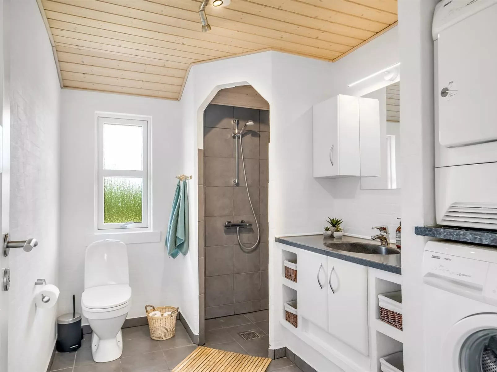 "Yngve" - 3.5km from the sea-Inside