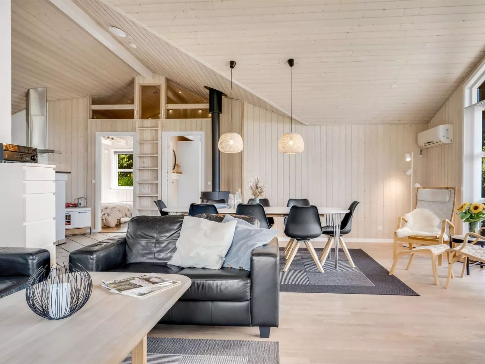 "Yngve" - 3.5km from the sea-Inside