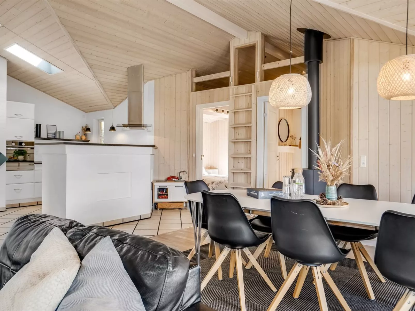 "Yngve" - 3.5km from the sea-Inside