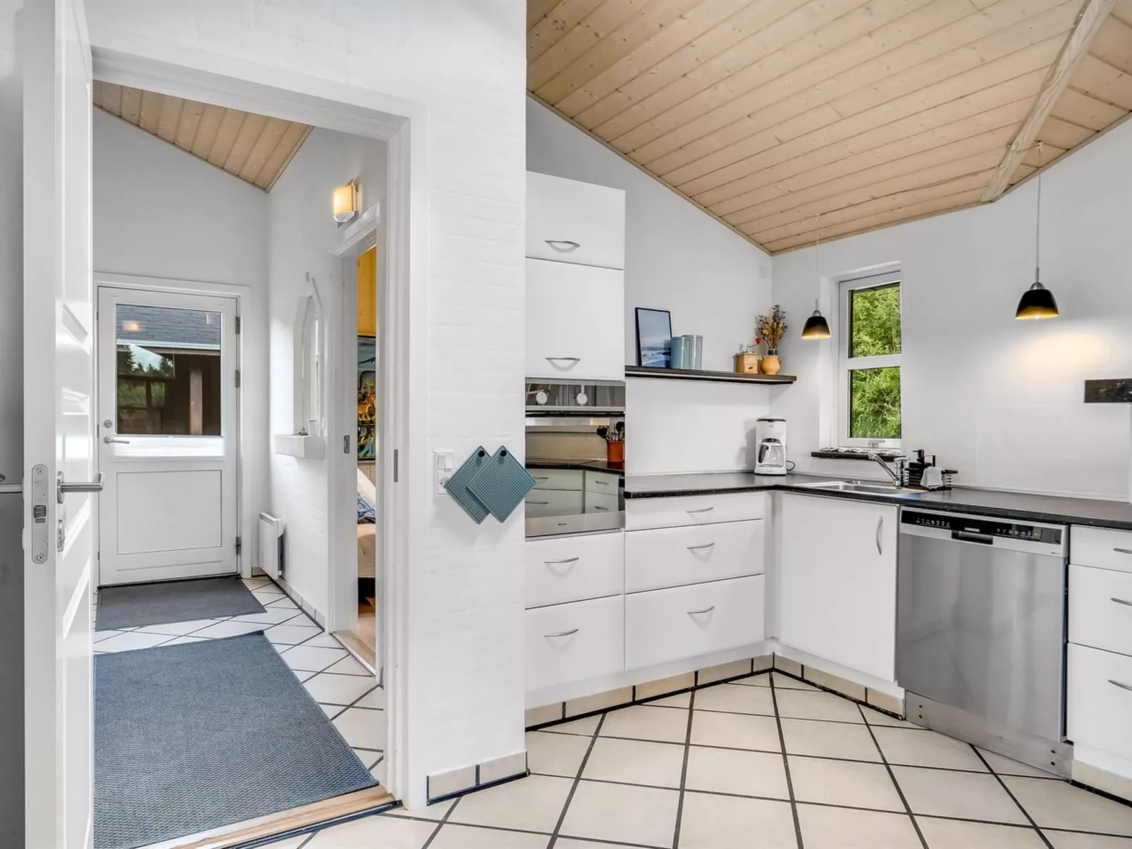 "Yngve" - 3.5km from the sea-Inside