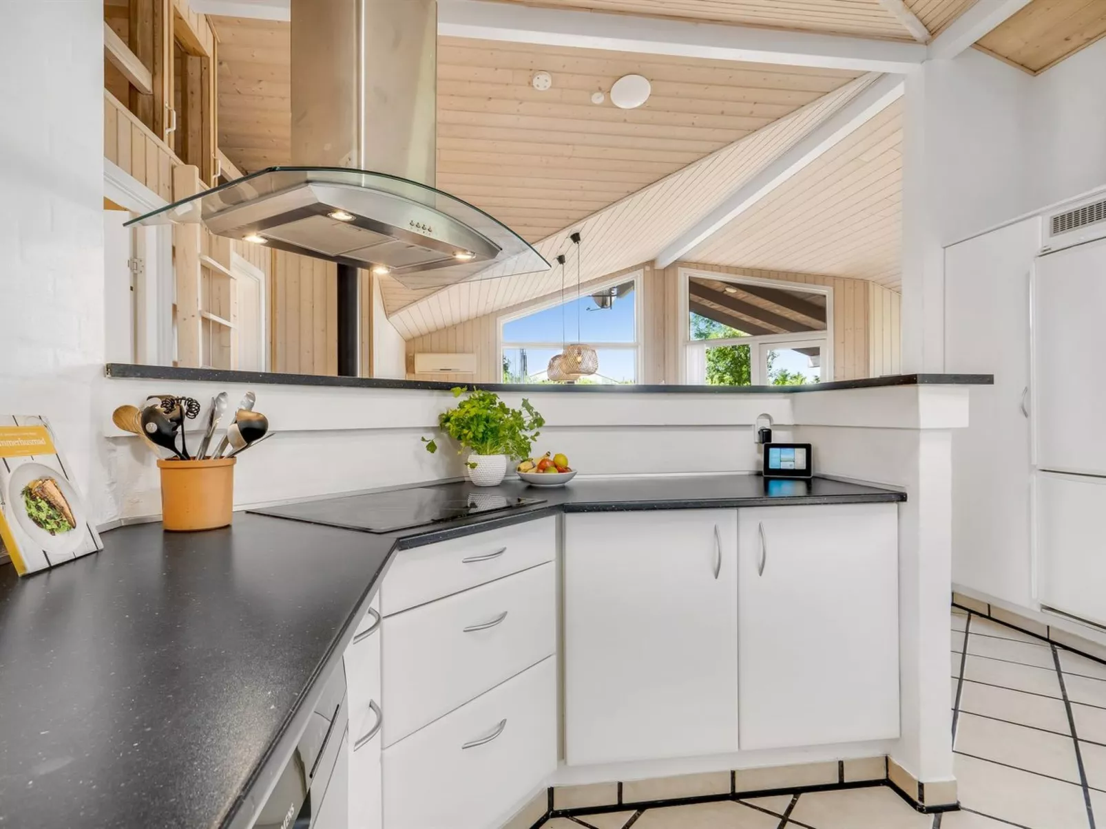 "Yngve" - 3.5km from the sea-Inside