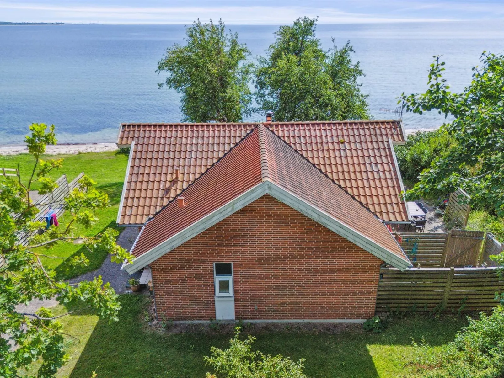 "Bryngeir" - 25m from the sea-Outside