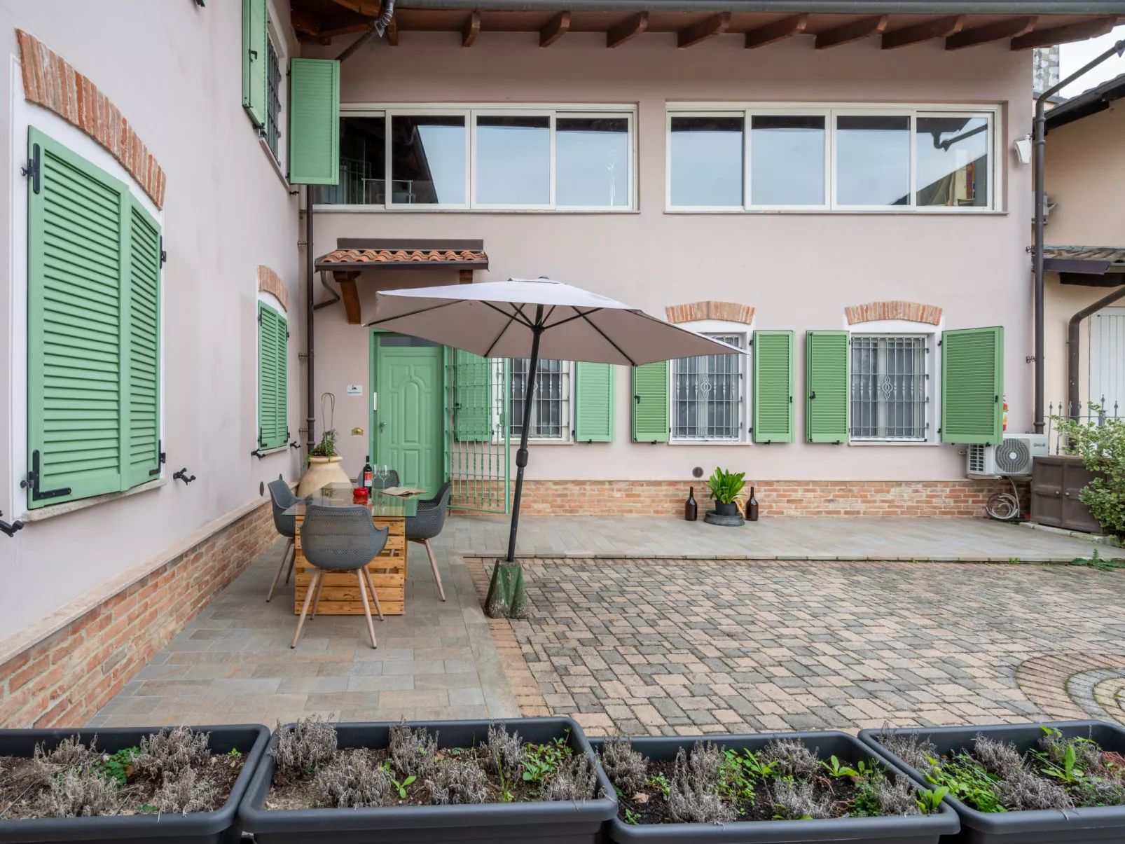 Nonno-Outside
