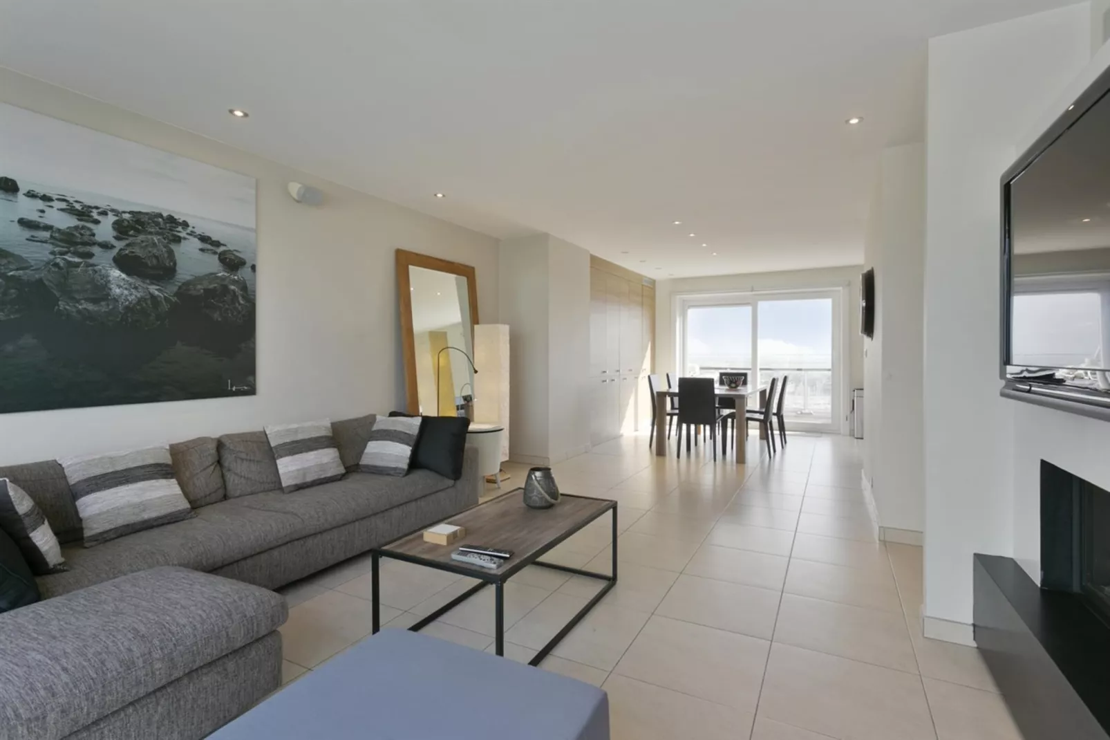 PAUL & VIRGINIE - 10TH-Living room
