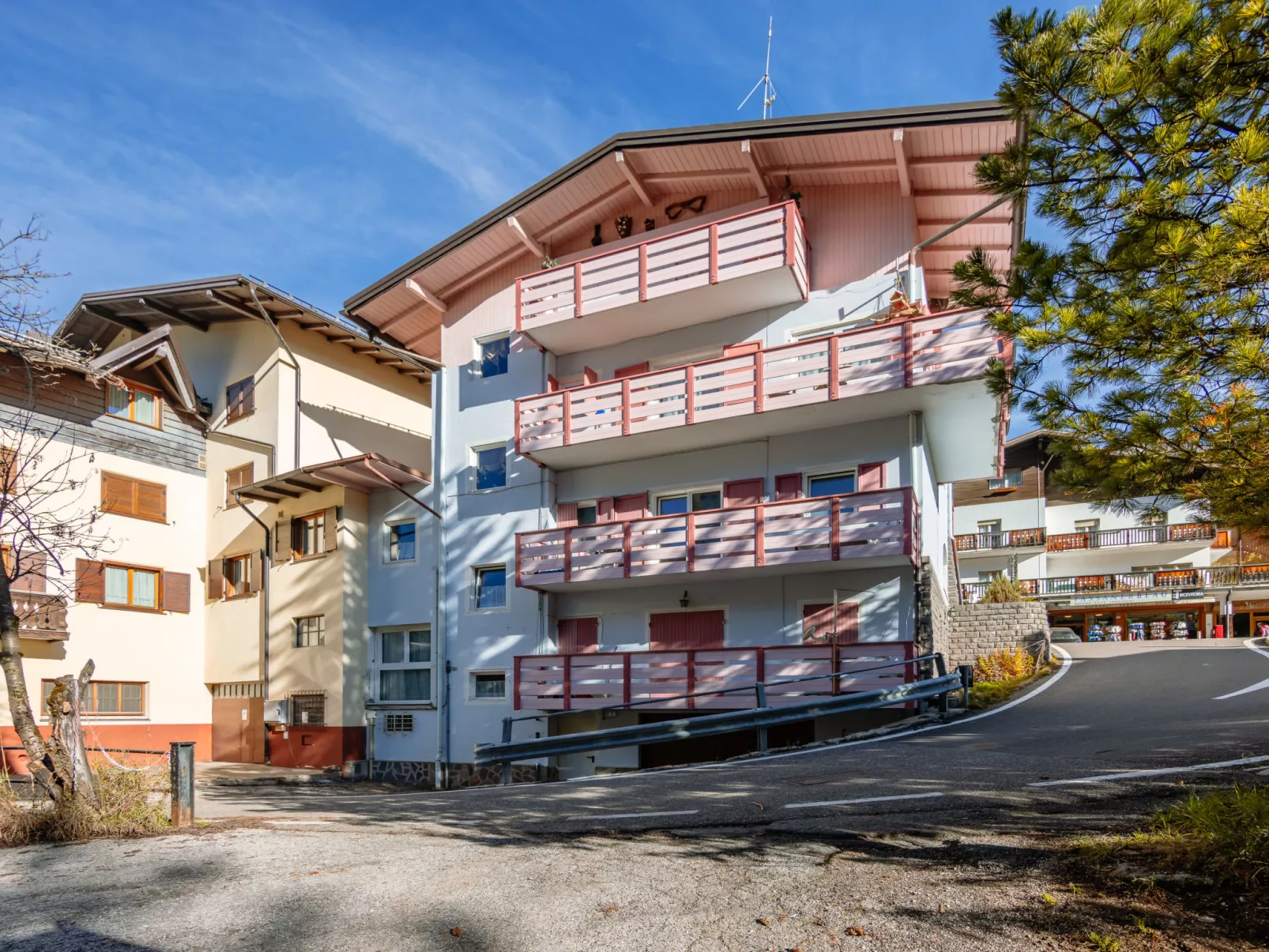 Cesa Giordi-Outside