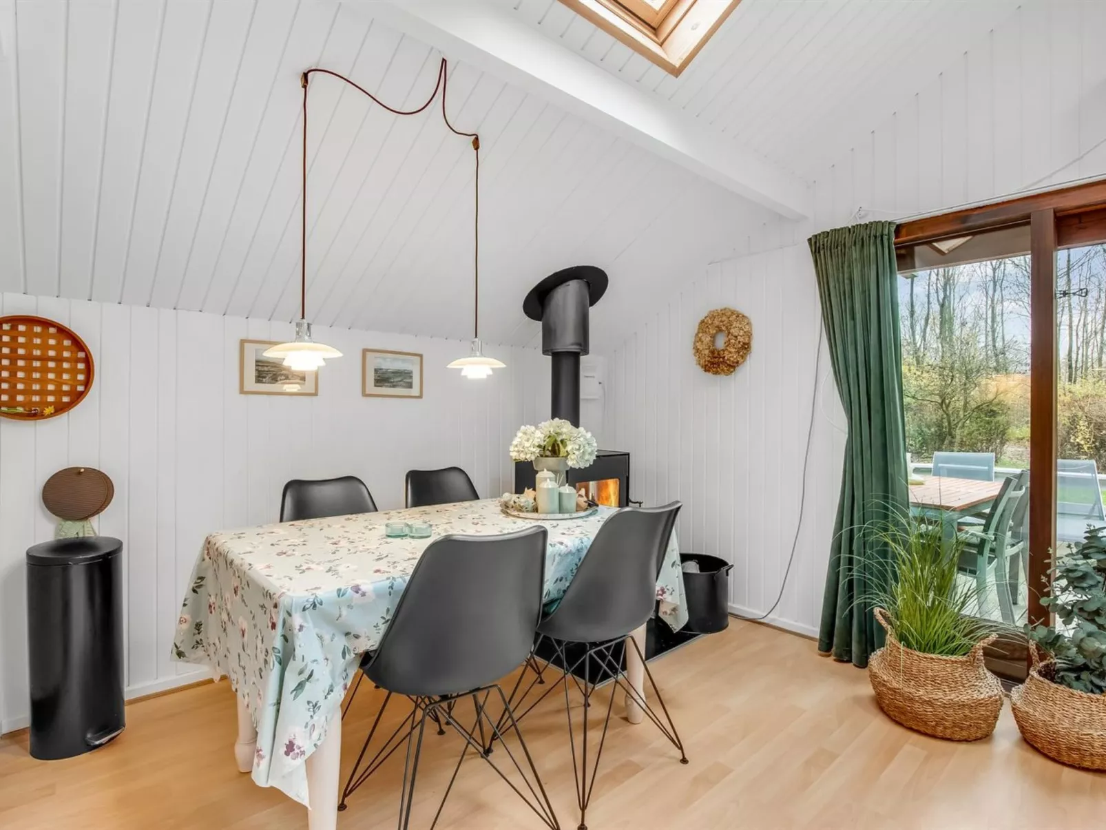 "Ung" - 30km from the sea-Inside