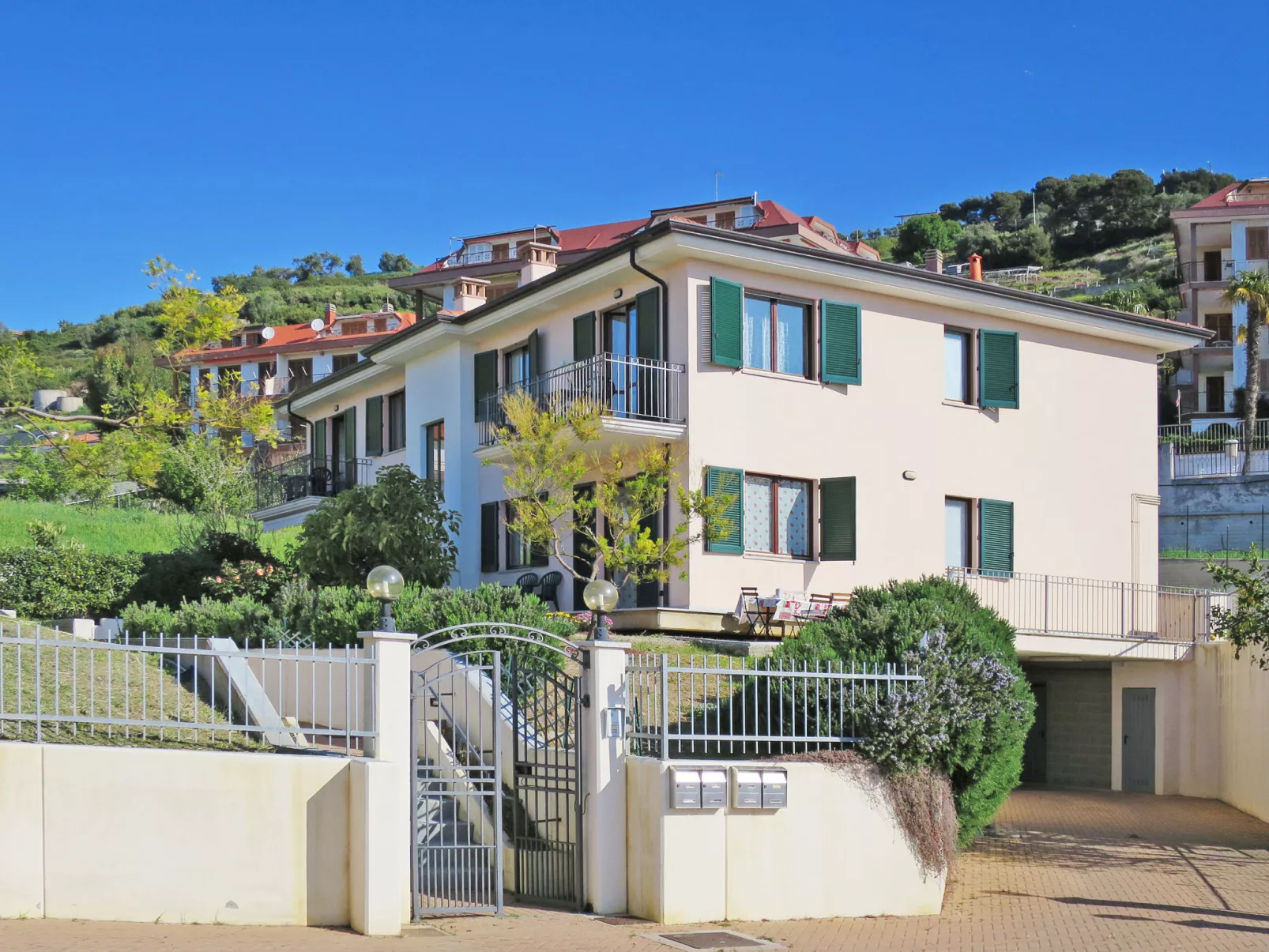 Cielsereno (SLR246)-Outside