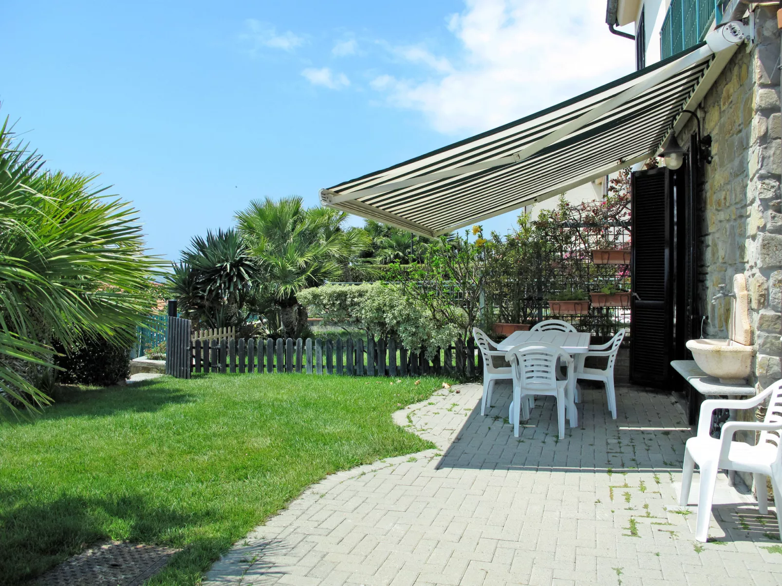 Le Margherita (SLR266)-Outside