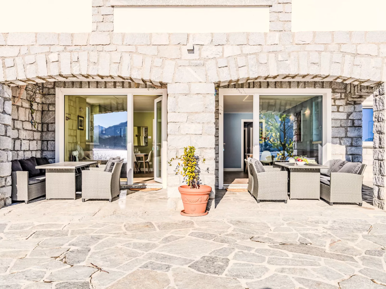 Riflesso del lago-Outside