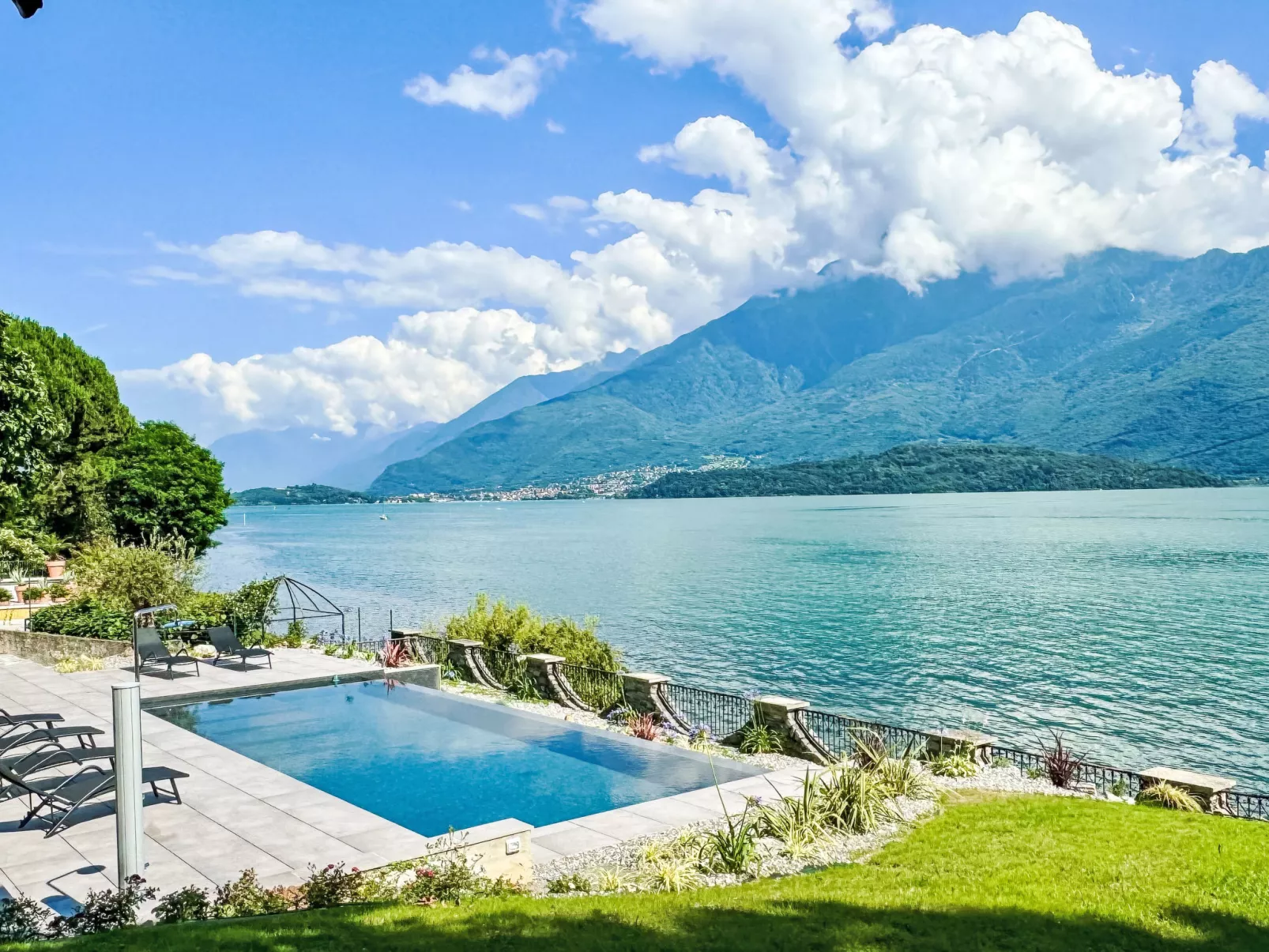 Riflesso del lago-Outside