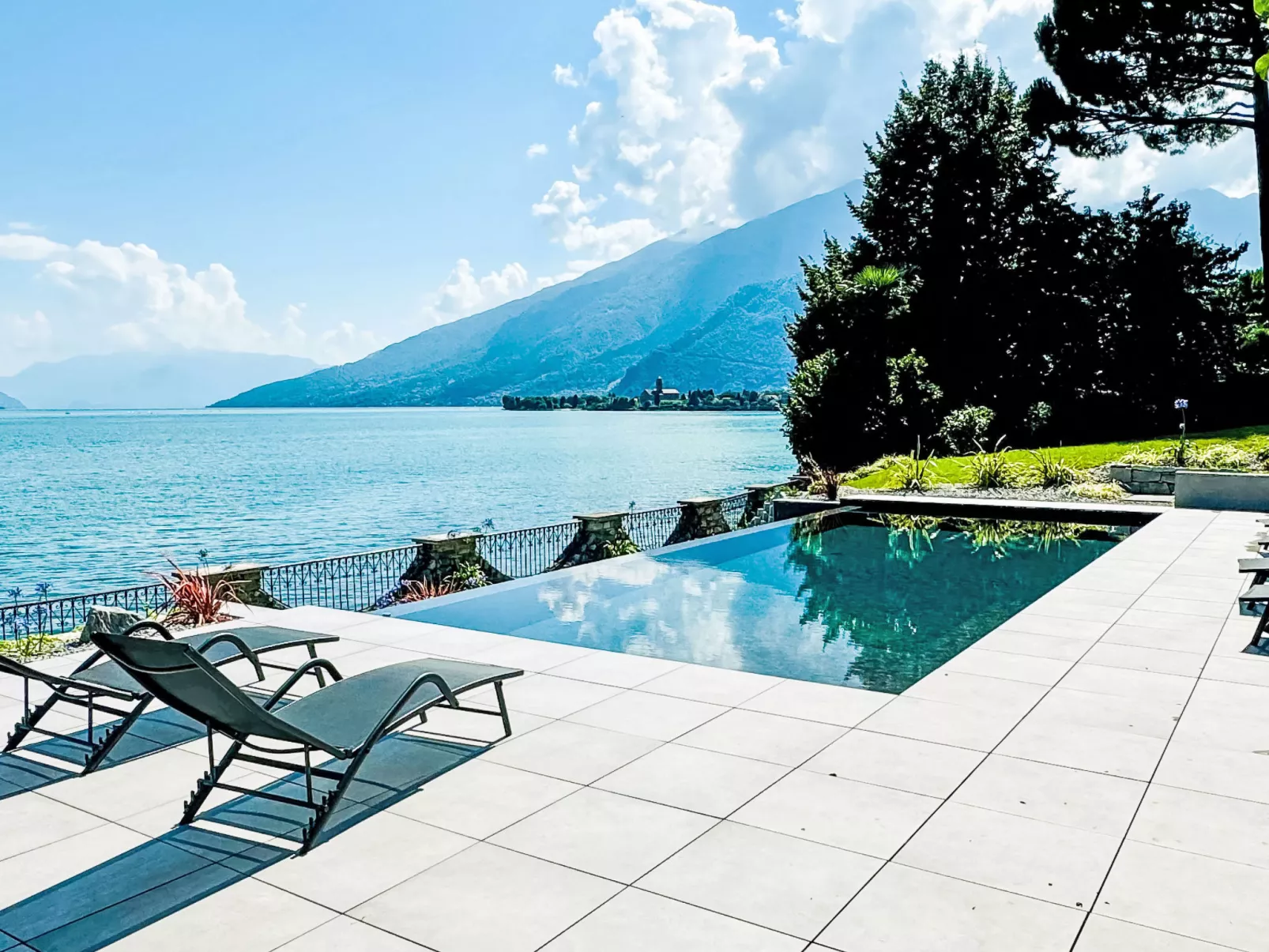 Riflesso del lago-Outside