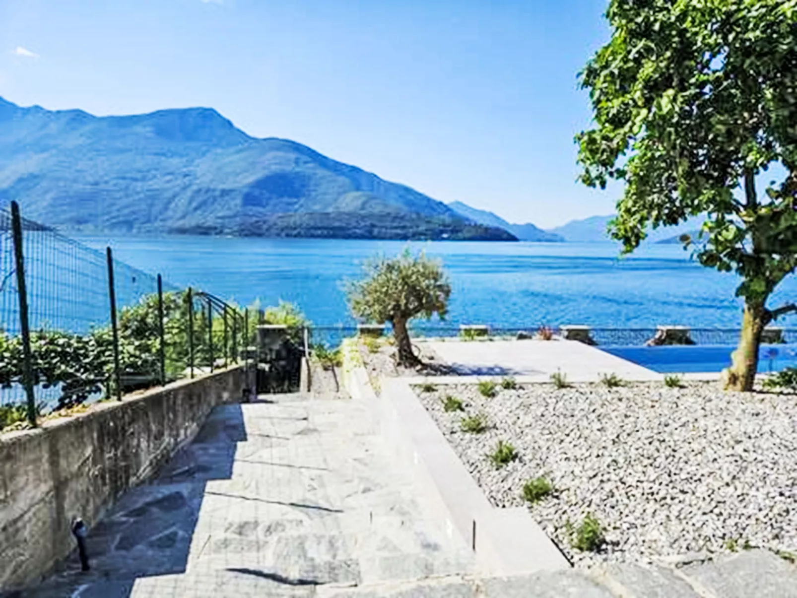Riflesso del lago-Outside